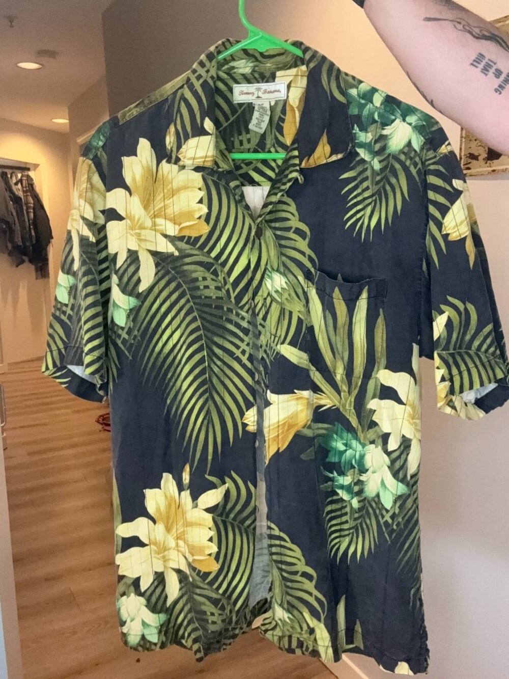 Tommy Bahama 100% Silk Hawaiian Shirt Men's Size Small